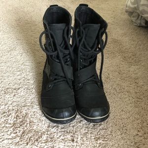 Black and herringbone Sorel boots (sz 6.5)